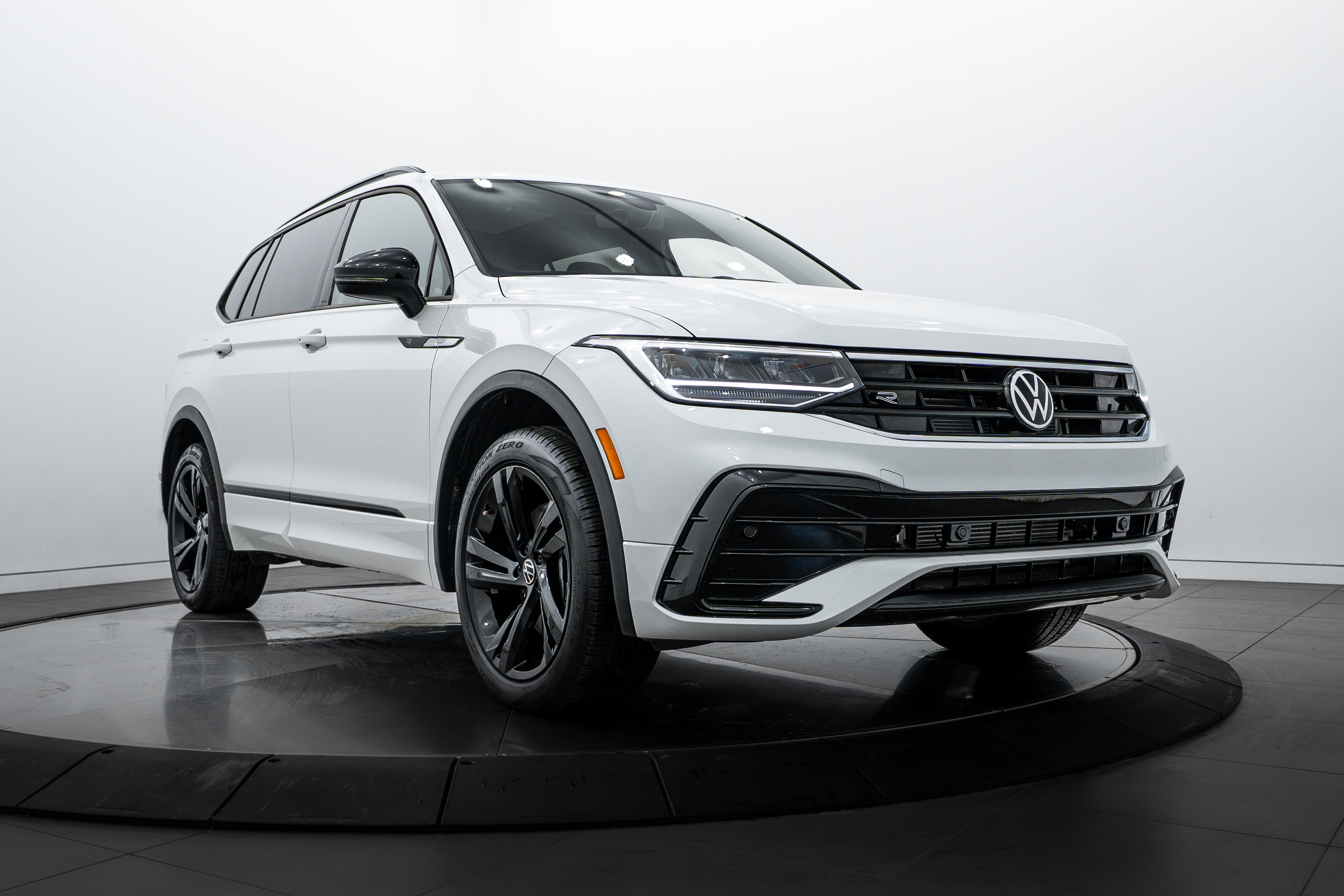 2023 Volkswagen Tiguan SE R-LINE BLACK's photo