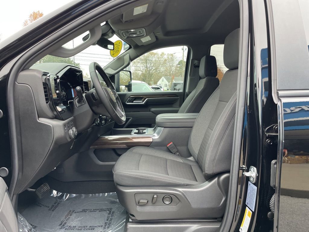 2025 Chevrolet Silverado 2500HD LT photo 4