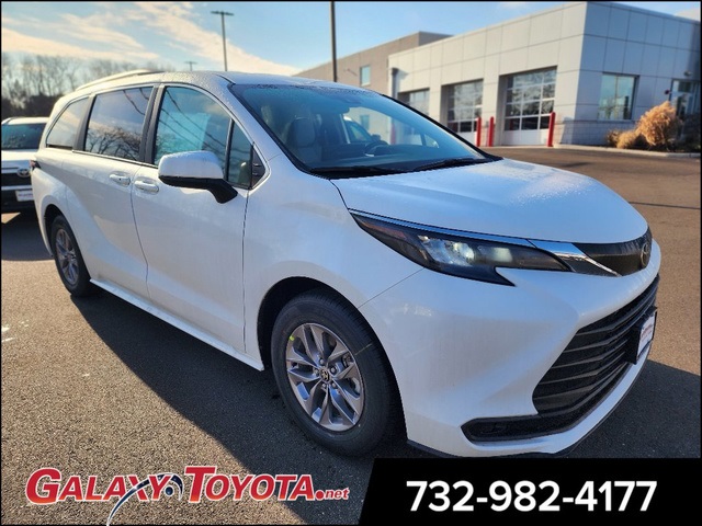 2026 Toyota Sienna LE's photo
