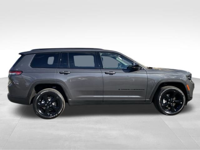 2025 Jeep Grand Cherokee Limited photo 3