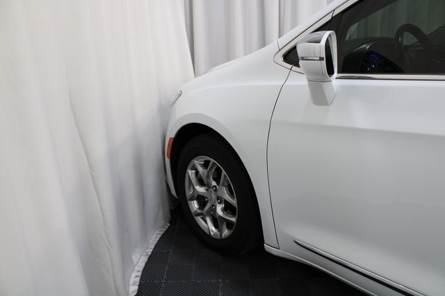 2019 Chrysler Pacifica Limited photo 17