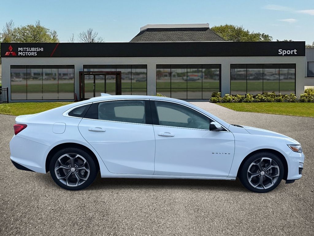 2023 Chevrolet Malibu 1LT photo 2