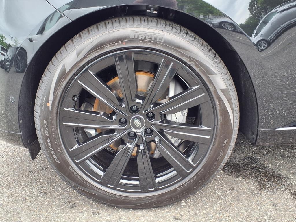 2025 Land Rover Range Rover SE photo 8