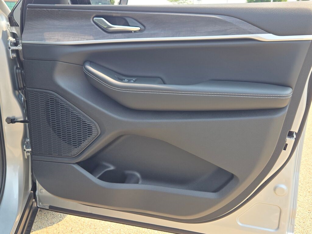 2025 Jeep Grand Cherokee Limited photo 8
