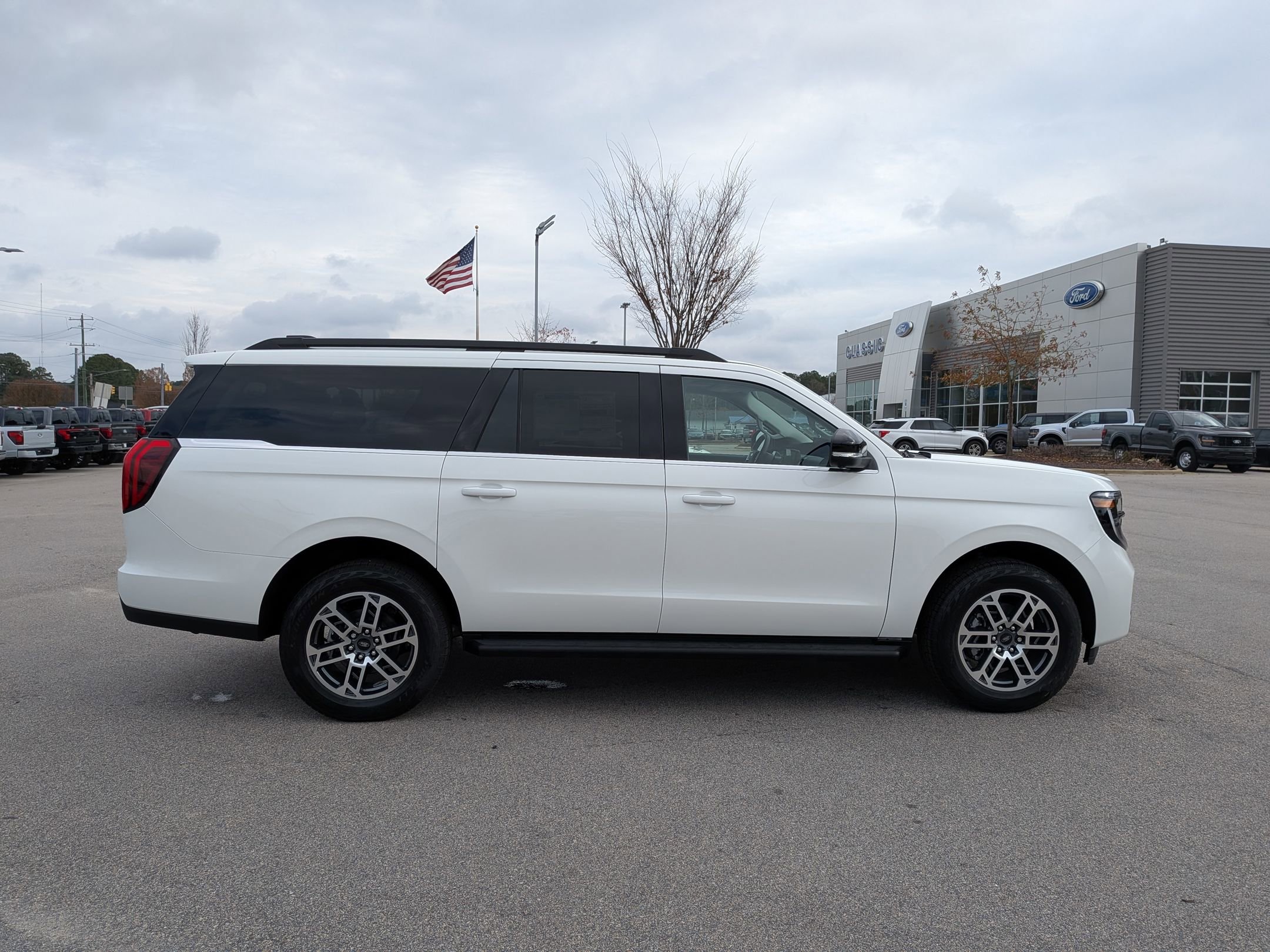 2025 Ford Expedition MAX photo 4