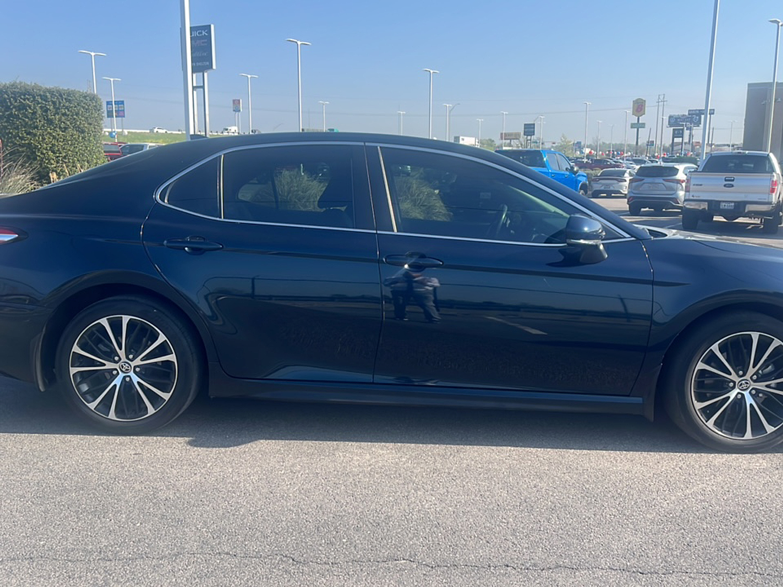 Used 2020 Midnight Black Metallic Toyota SE image 5