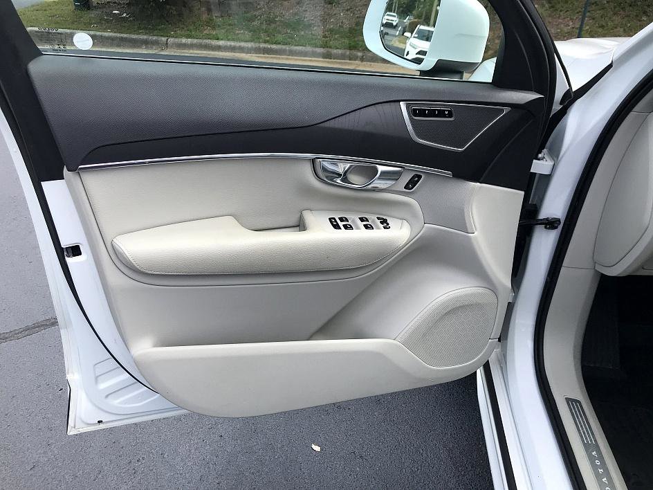 2020 Volvo XC90 T5 Momentum photo 16