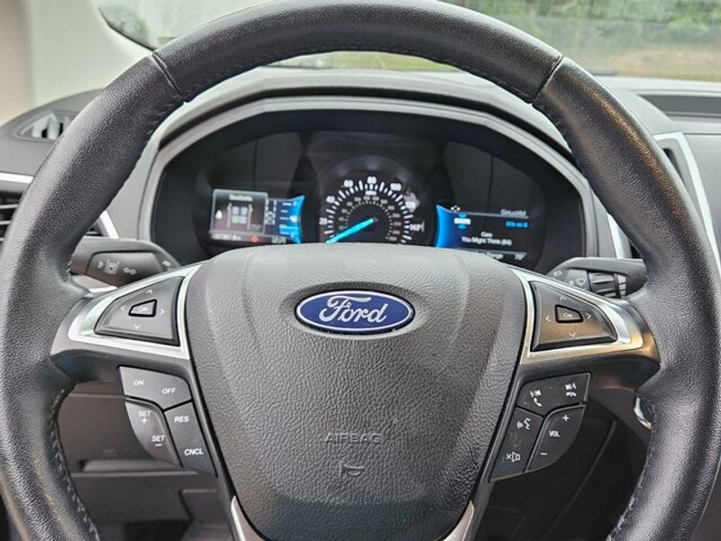 2023 Ford Edge Titanium photo 23