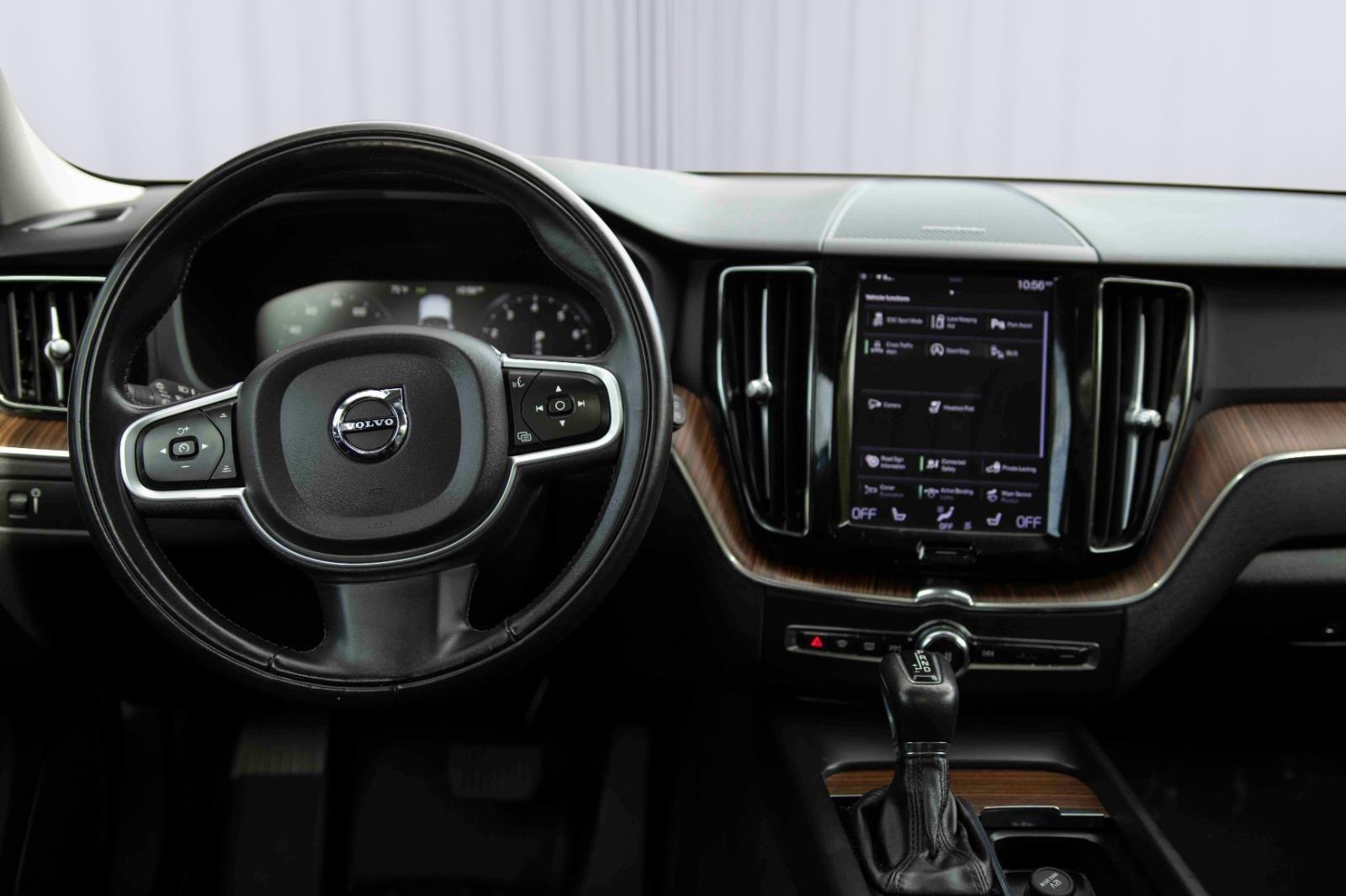2021 Volvo XC60 Momentum photo 3