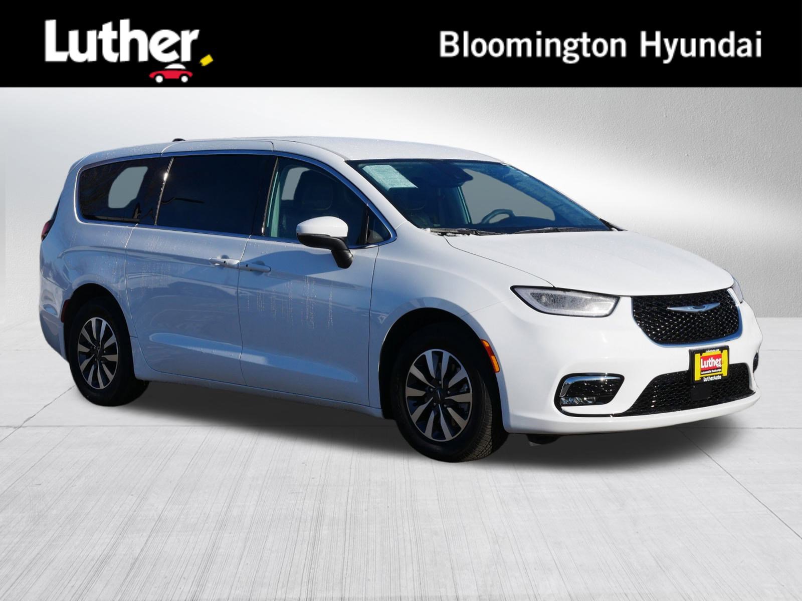 2023 Chrysler Pacifica Hybrid Touring L's photo