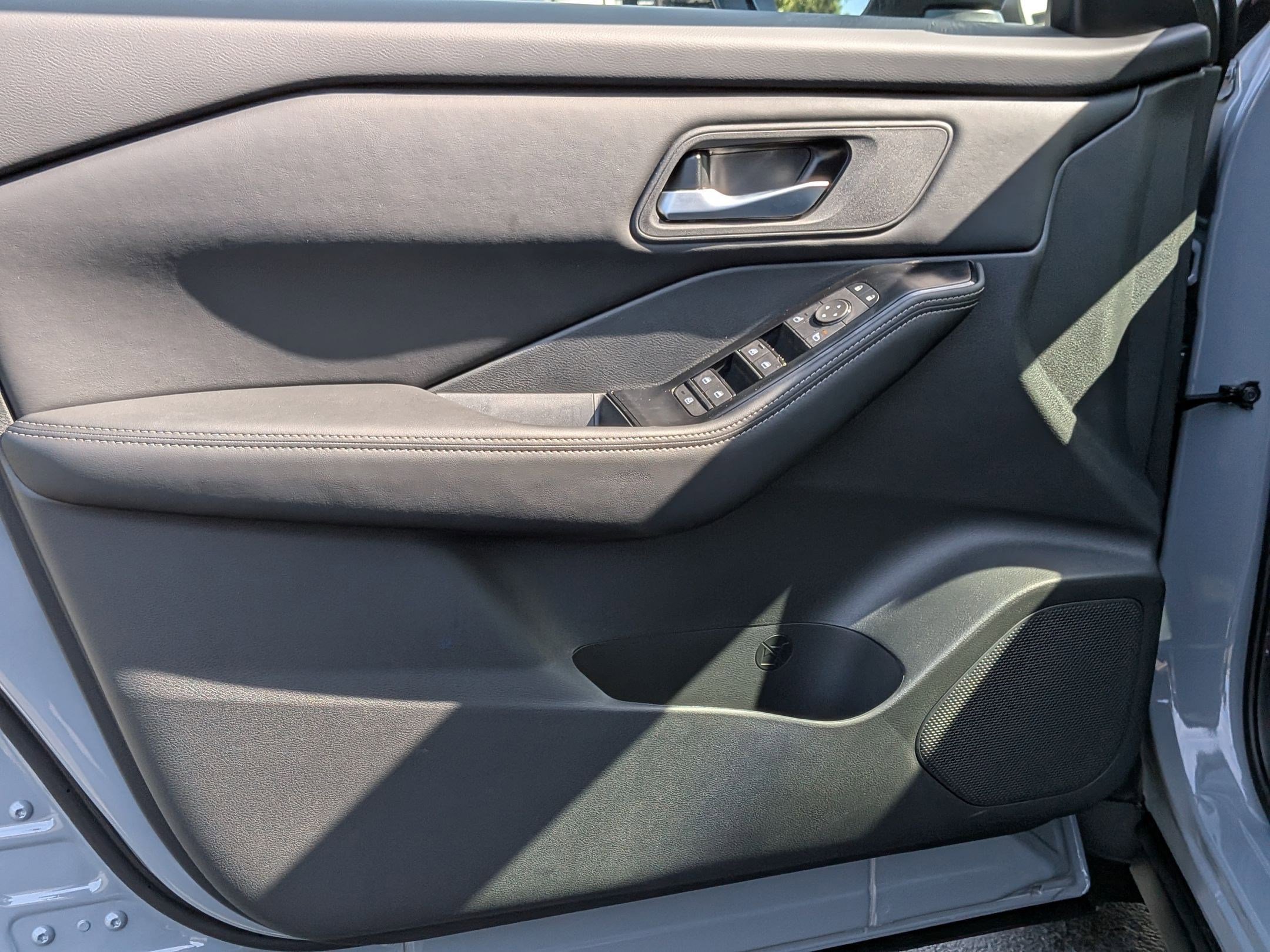 2026 Nissan Rogue SV photo 11