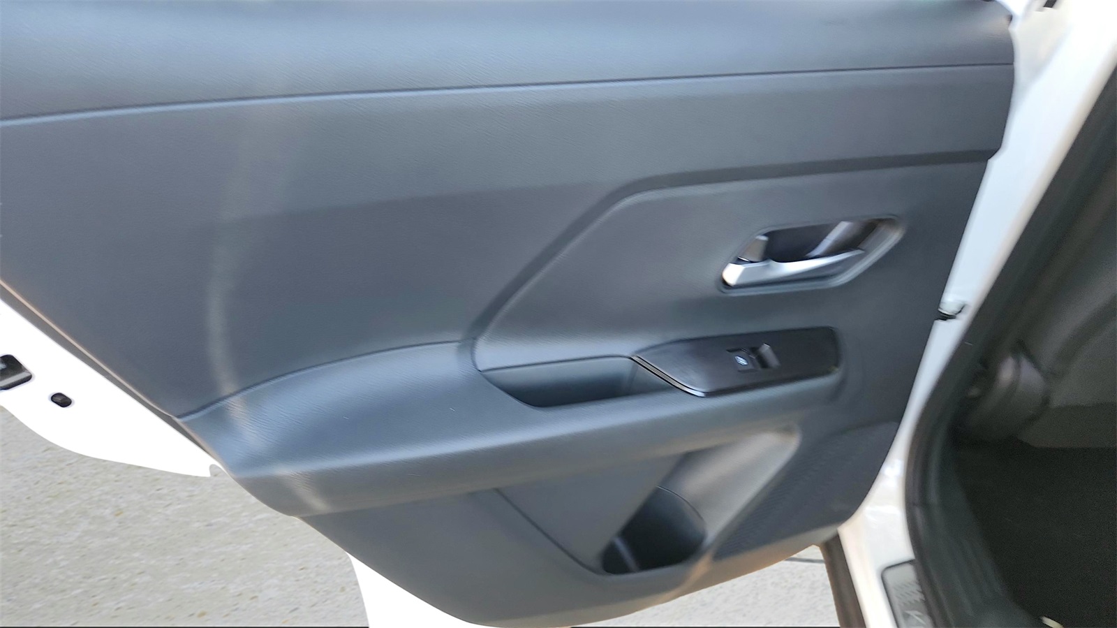 2025 Nissan Kicks SV photo 17