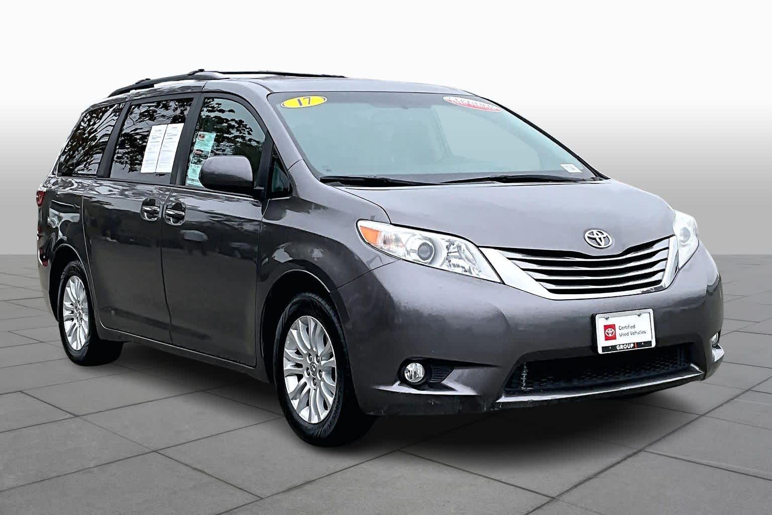 2017 Toyota Sienna XLE photo 2