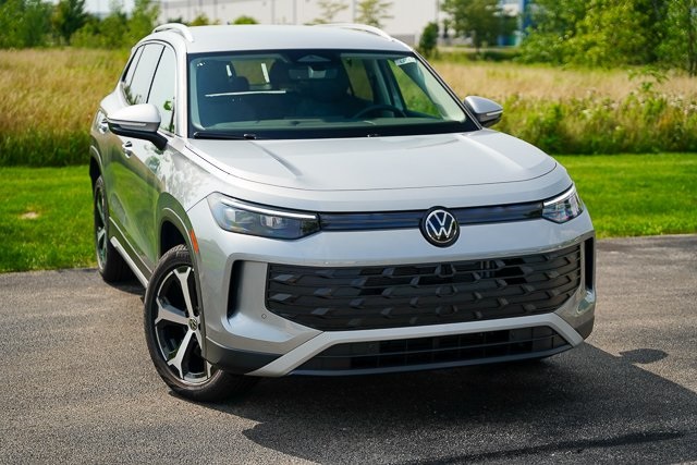 2025 Volkswagen Tiguan SE photo 3