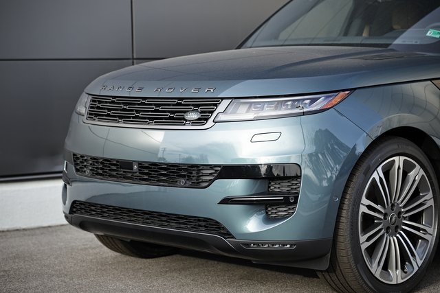 2025 Land Rover Range Rover Sport SE photo 2