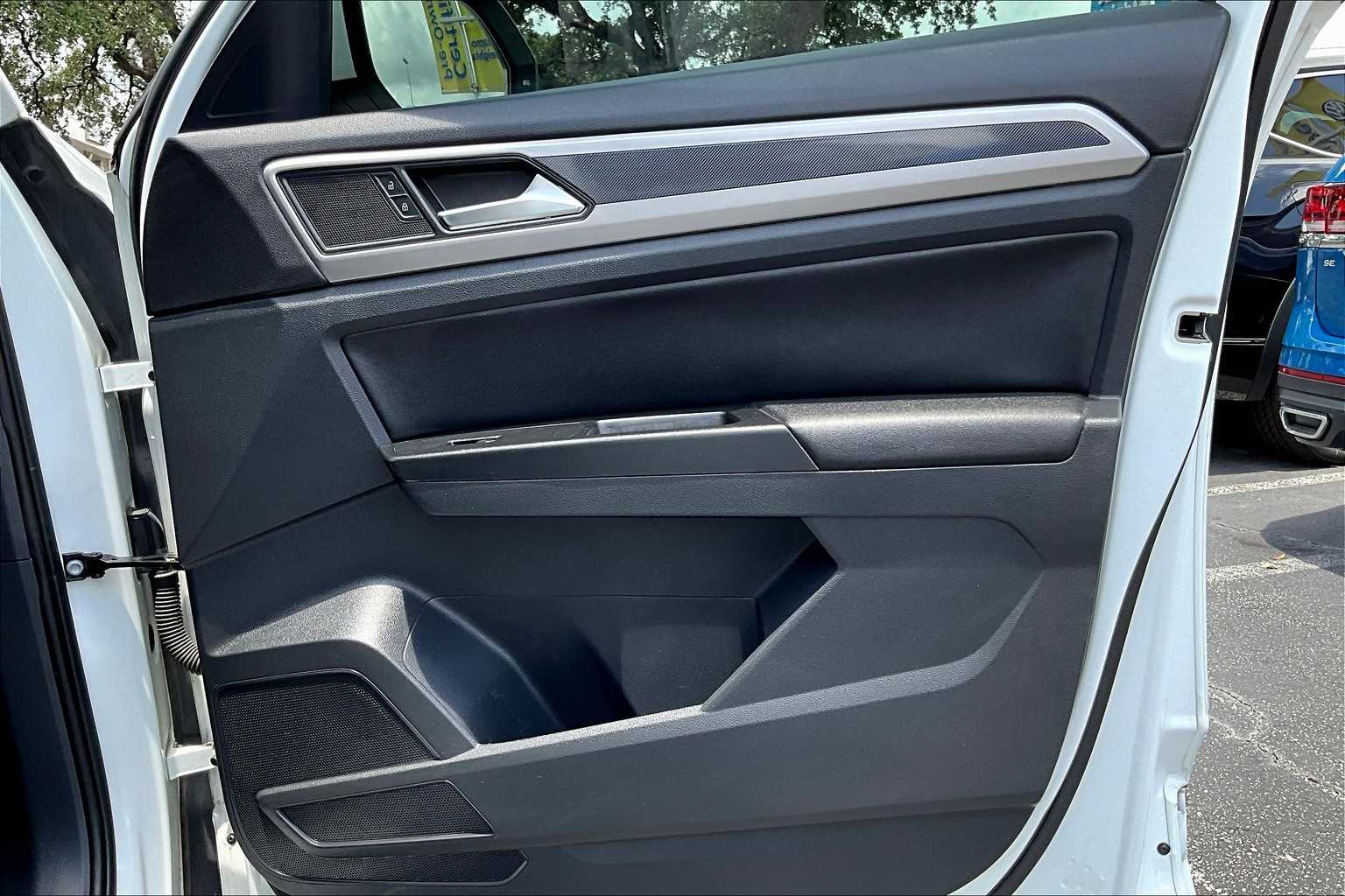 2021 Volkswagen Atlas SE Technology R-Line photo 21
