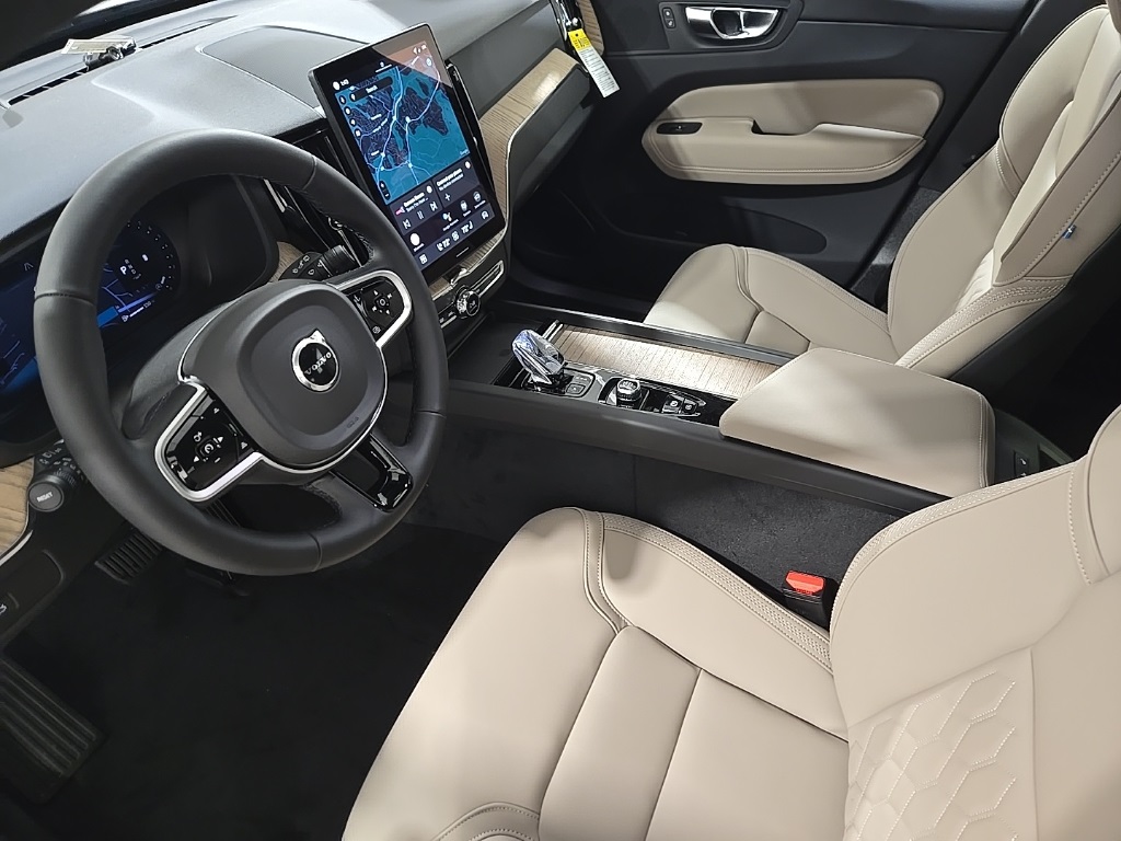 2026 Volvo XC60 B5 Plus photo 19