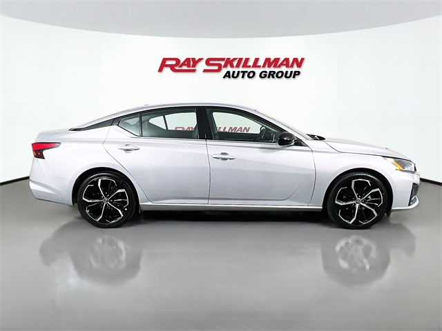2023 Nissan Altima 2.5 SR photo 8