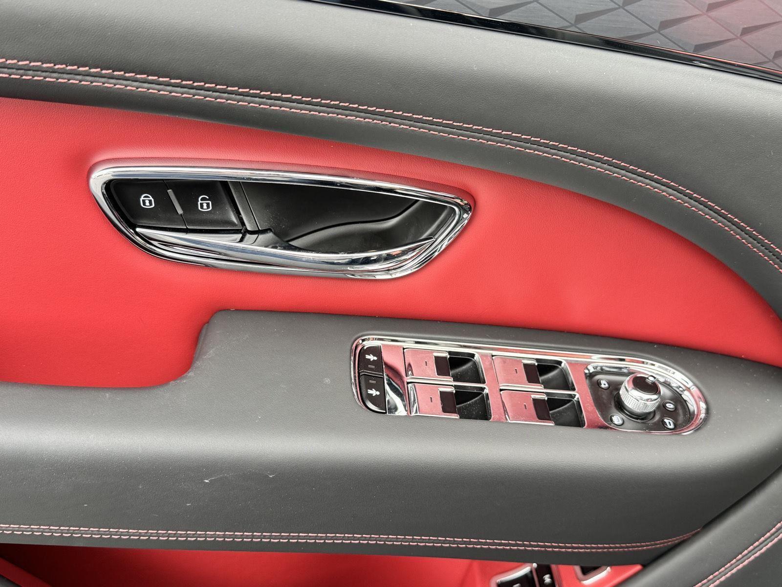 2024 Bentley Bentayga V8 photo 12