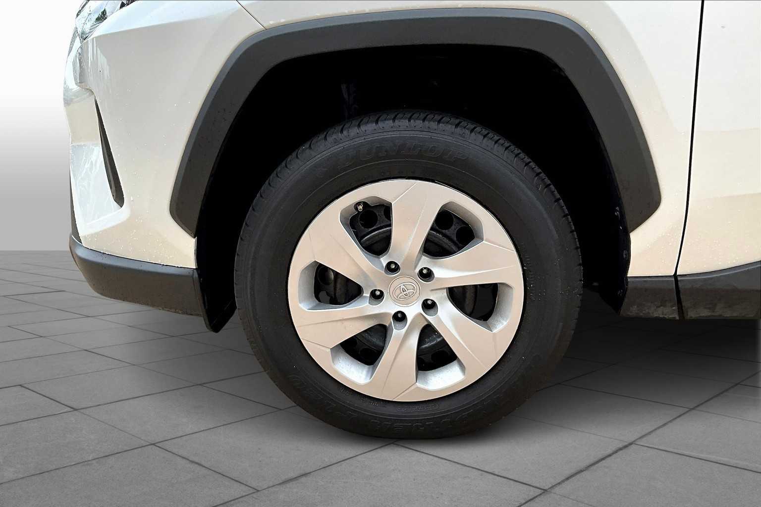 2025 Toyota RAV4 LE photo 4