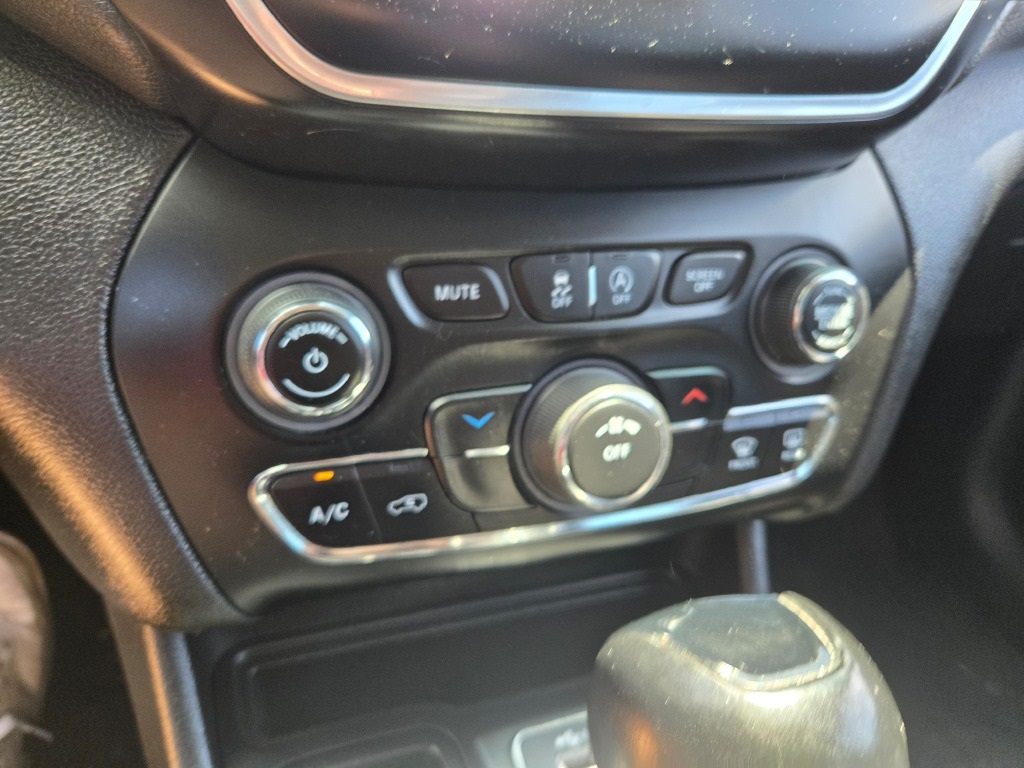 2021 Jeep Cherokee Altitude photo 16