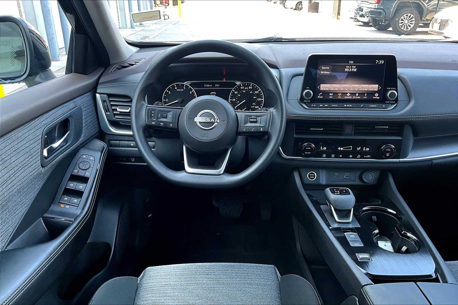 2023 Nissan Rogue SV photo 5