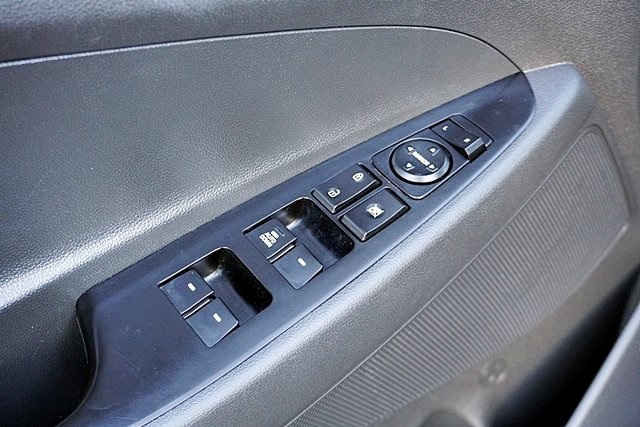 Used 2020 Blue Hyundai SE image 22