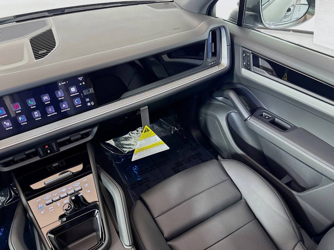 2025 Porsche Cayenne photo 19