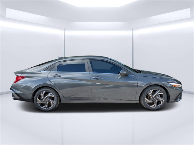 2024 Hyundai Elantra SEL Convenience photo 2