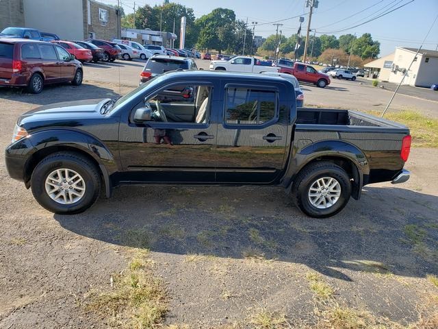 2014 Nissan Frontier SV Crew Cab photo 2