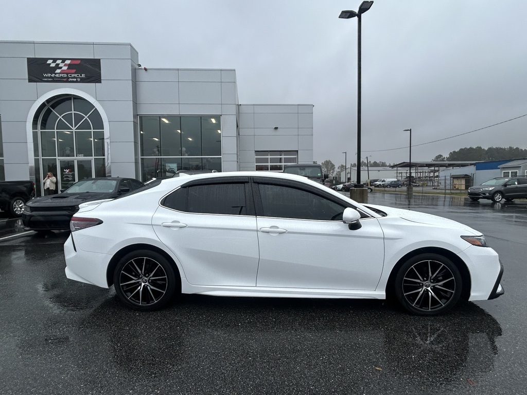 2022 Toyota Camry SE photo 2