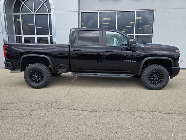 2025 Chevrolet Silverado 2500HD ZR2 photo 2