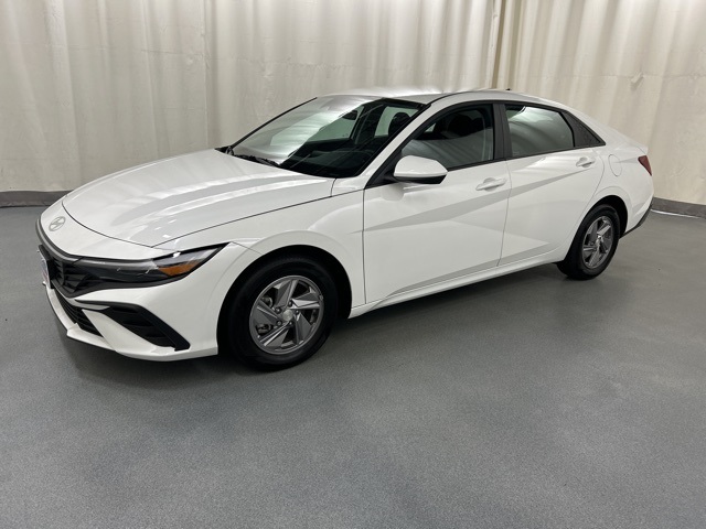 2024 Hyundai Elantra SE photo 2