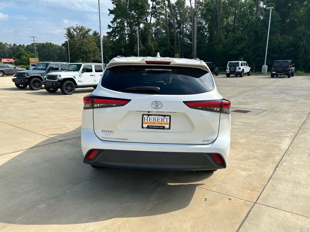 2021 Toyota Highlander XLE photo 6