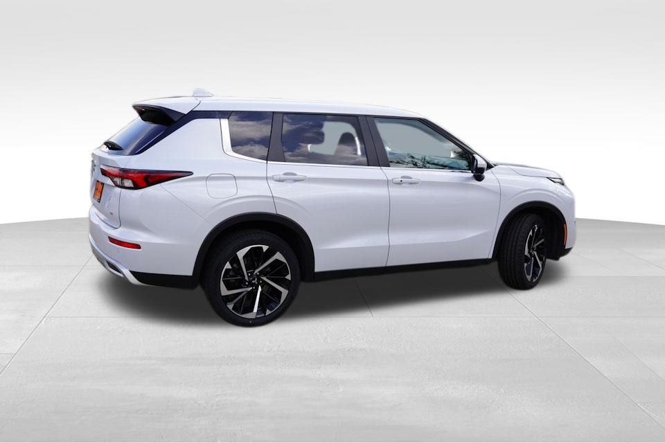 2024 Mitsubishi Outlander SE photo 3