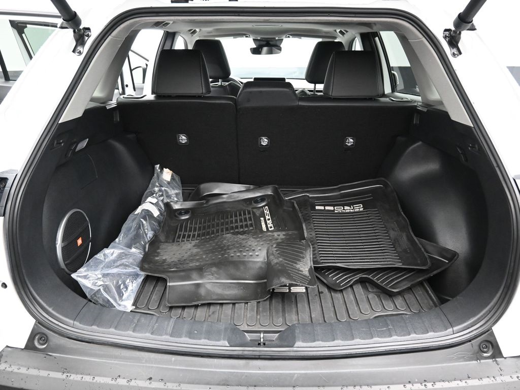 2023 Toyota Corolla Cross XLE photo 30