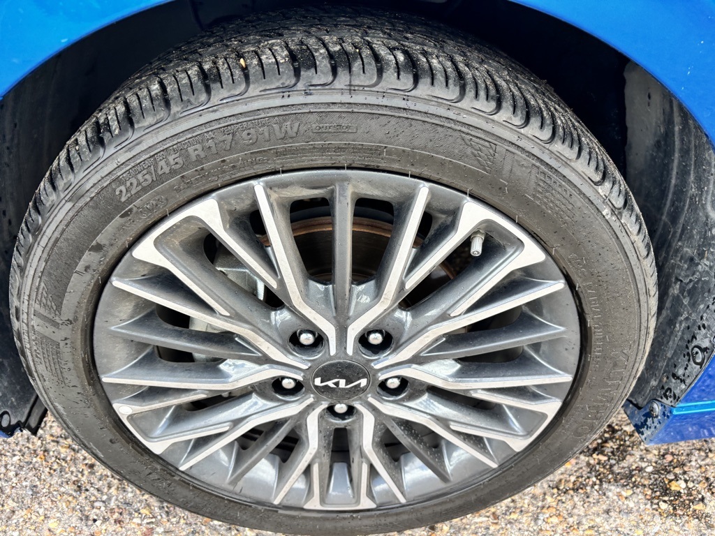 2024 Kia Forte GT-Line photo 8