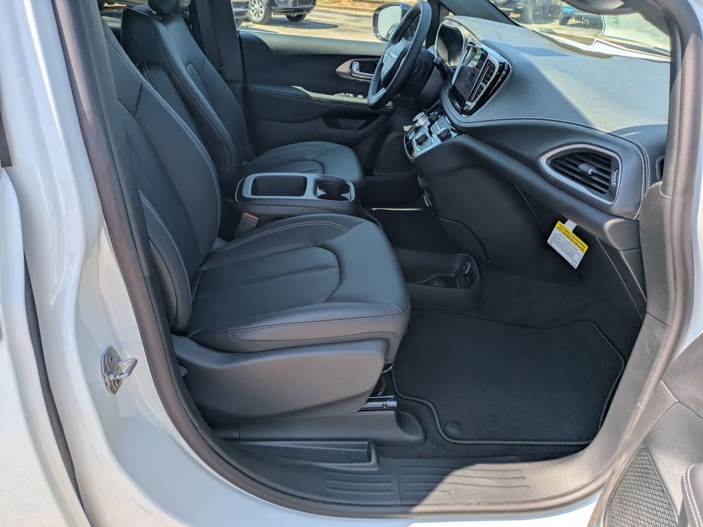 2026 Chrysler Pacifica photo 27