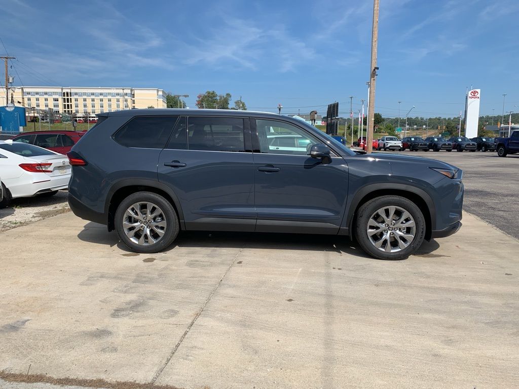 2026 Toyota Highlander Hybrid Limited photo 2