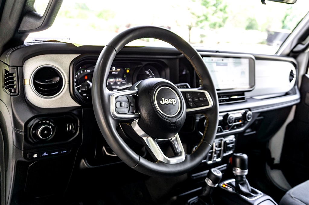 2024 Jeep Wrangler Sahara 4xe photo 14