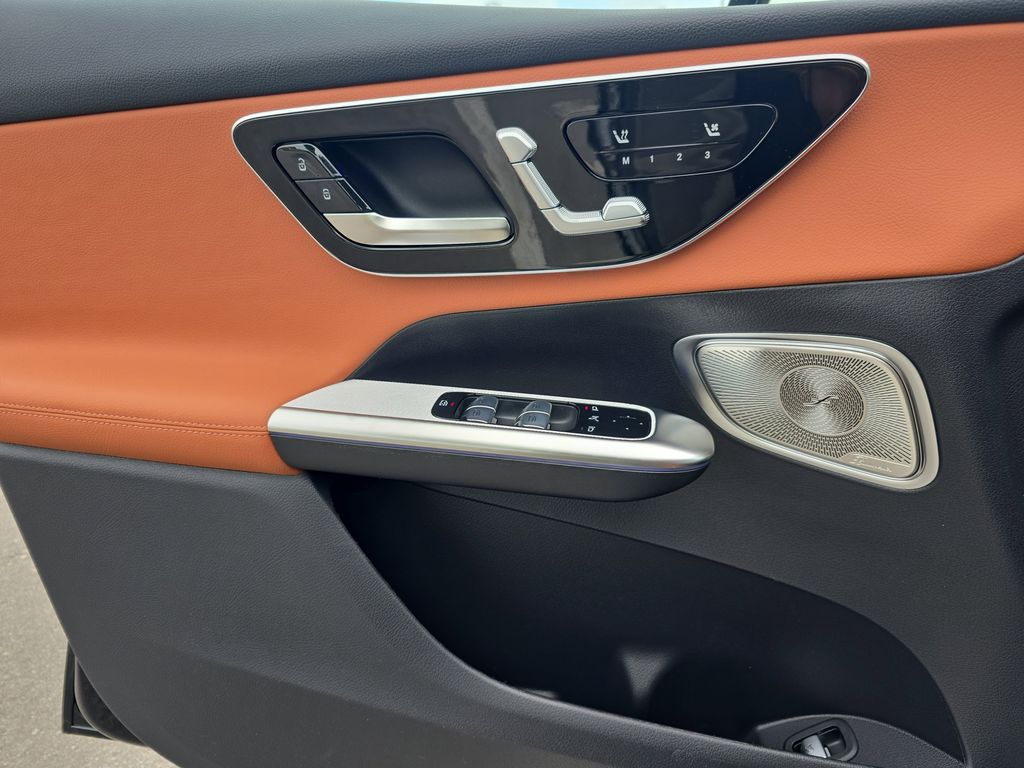 2025 Mercedes Benz GLC 300 photo 24
