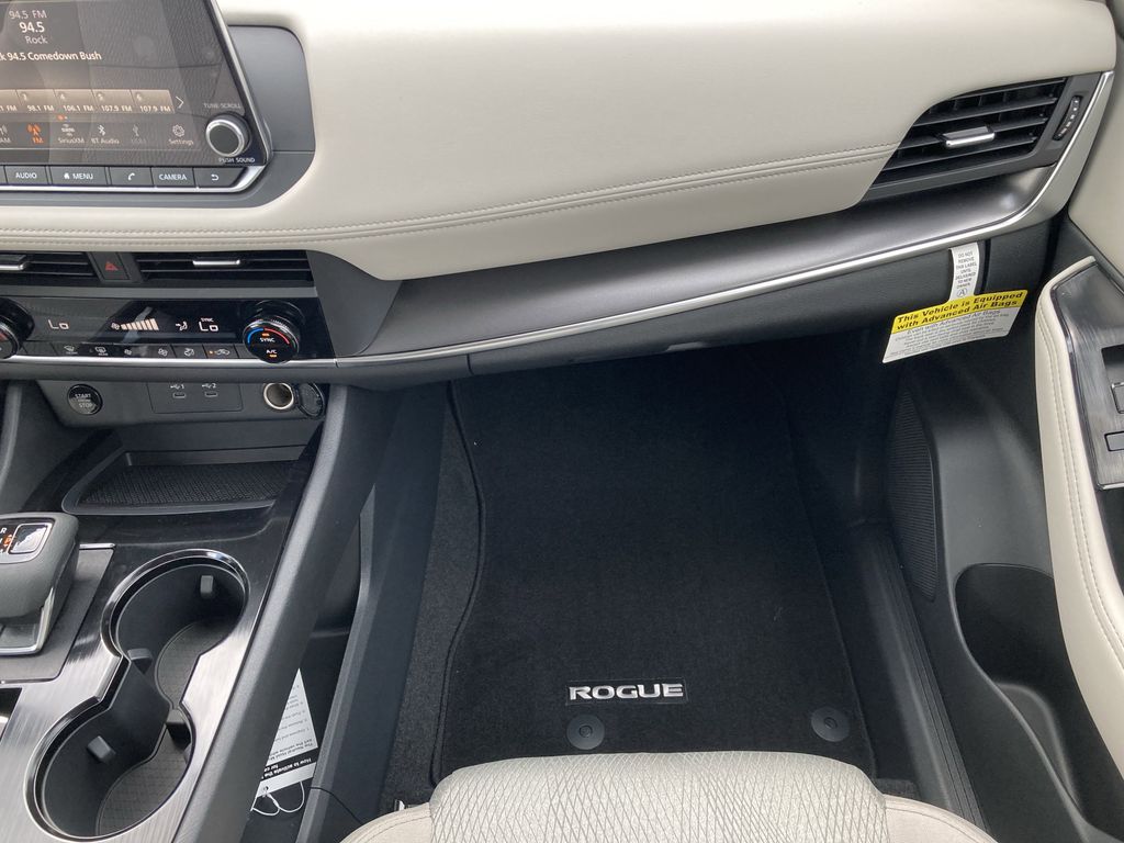 2025 Nissan Rogue SV photo 12