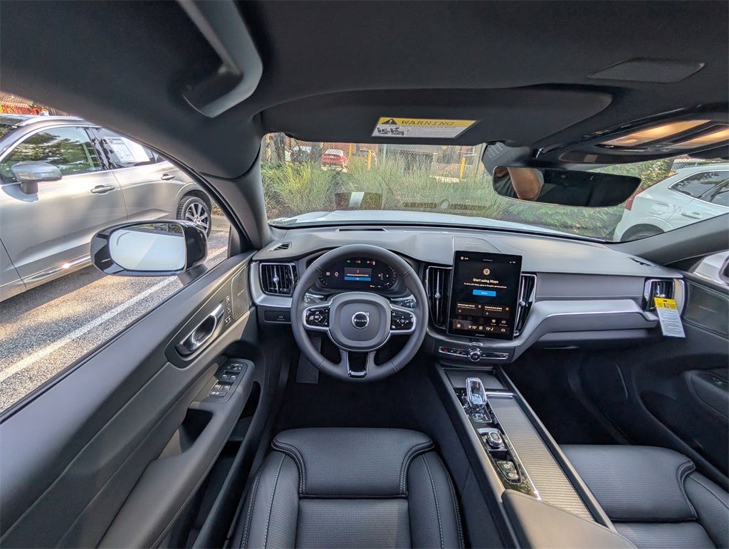 2026 Volvo XC60 B5 Black Edition photo 10