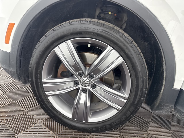 2021 Volkswagen Tiguan SEL photo 25