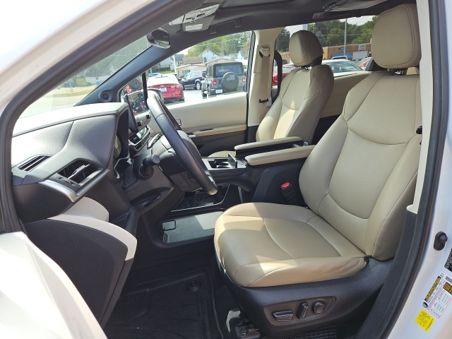 2023 Toyota Sienna XLE photo 26