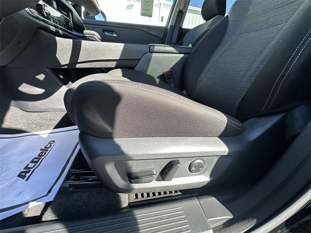 2023 Nissan Rogue SV photo 12