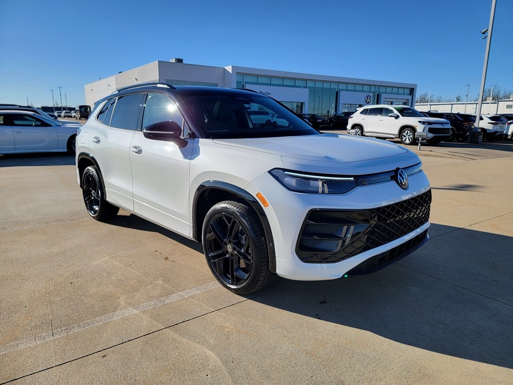 2026 Volkswagen Tiguan SE R-LINE BLACK's photo