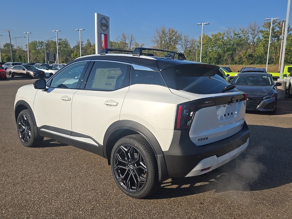 2026 Nissan Kicks SR photo 2