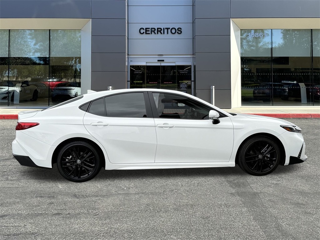 2025 Toyota Camry SE photo 4