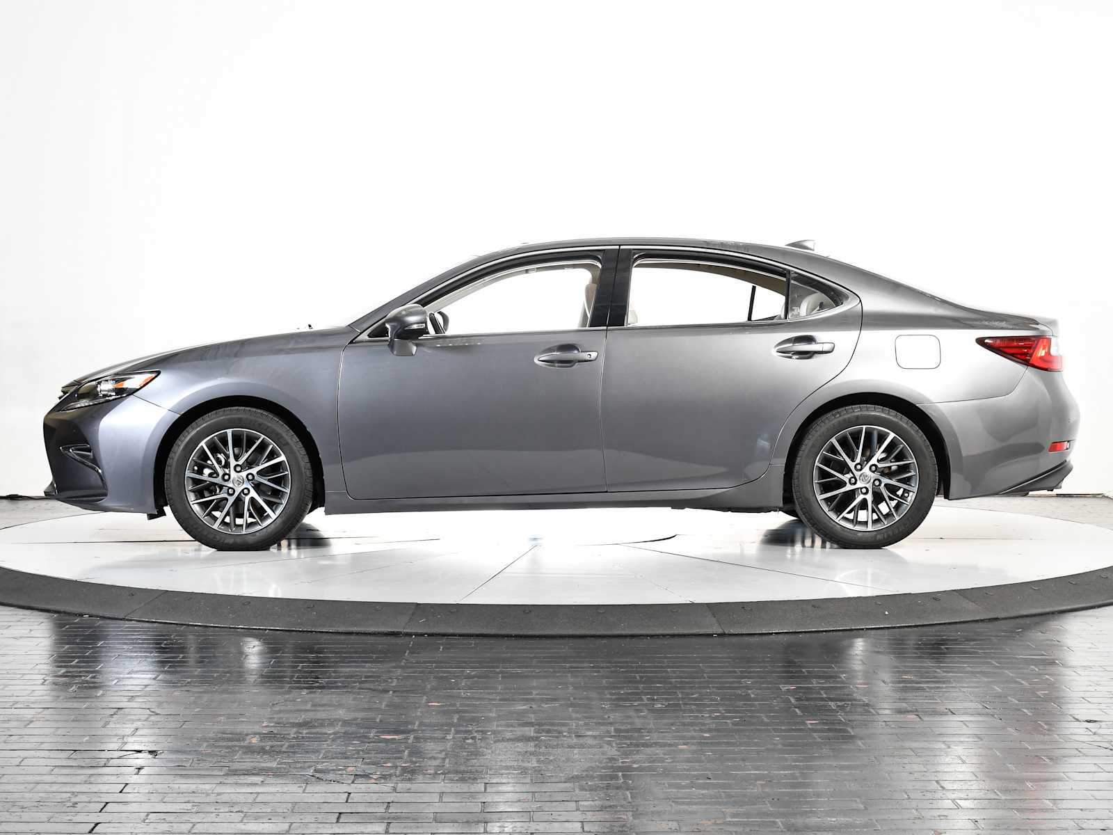 2017 Lexus ES 350 photo 2